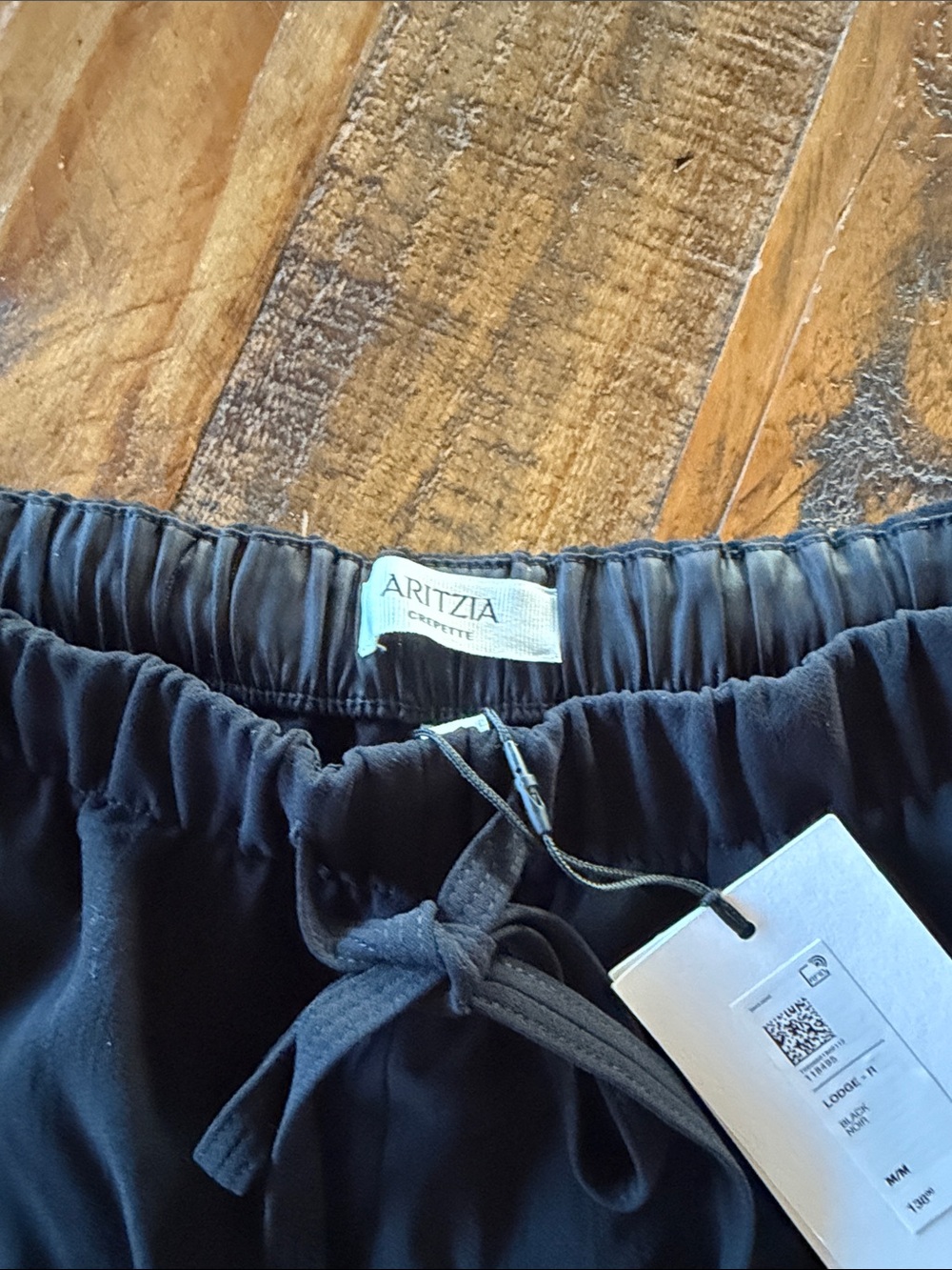 Aritzia Black Lodge Crepette M NWT